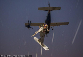 挑战极限！男子三千米高空迎着雷暴滑板