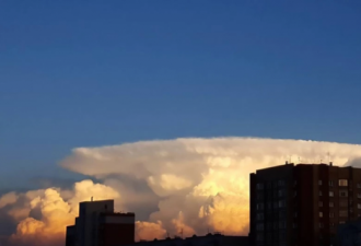 俄天空现壮观蘑菇云 形态奇特如核弹爆炸
