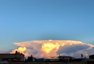 俄天空现壮观蘑菇云 形态奇特如核弹爆炸