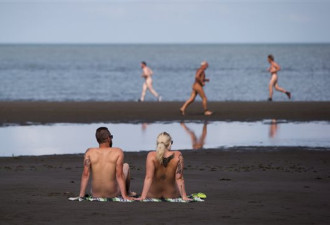 加拿大的天体海滩：裸体主义者抱怨被围观