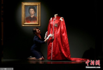 白金汉宫办女王服装展 揭开女王衣橱里的秘密