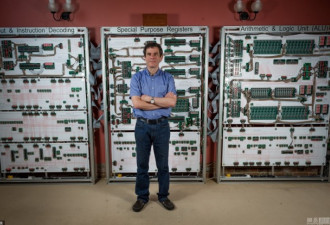软件工程师花5年造巨型计算机用来玩俄罗斯方块