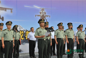 新型国产武直正式入役 陆军副司令宣读授装令