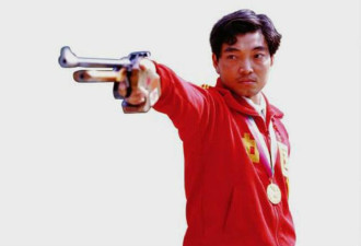 中国奥运首金英雄今何在?两人现役一人身家过亿