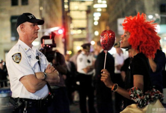 纽约民众反种族歧视游行 女子&quot;对峙&quot;警察