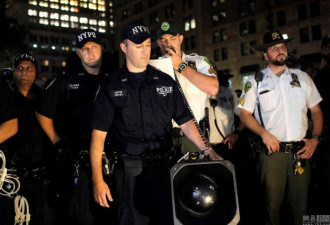 纽约民众反种族歧视游行 女子&quot;对峙&quot;警察