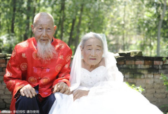 人老爱未老：80年钻石婚 百岁夫妻拍婚纱照