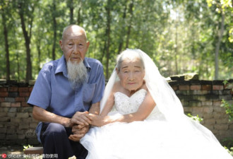 人老爱未老：80年钻石婚 百岁夫妻拍婚纱照