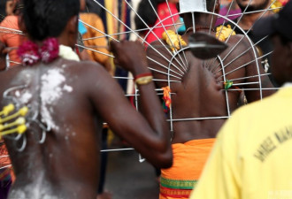 慎入：印尼印度教徒庆祝大宝森节 画面难以直视