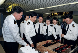 奇葩！香港男子携带两只精液试剂出境被截获！