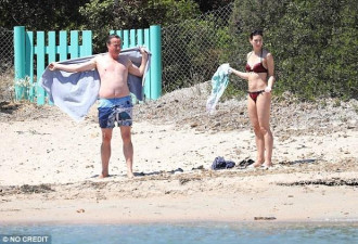 前首相卡梅伦的退休生活:带着夫人海滩度假