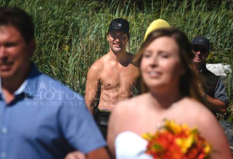 加国夫妇沙滩办婚礼 偶遇赤裸上身的总理