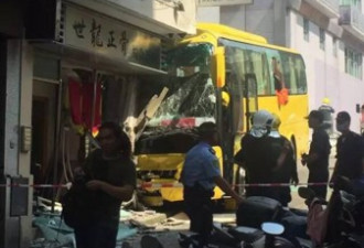 澳门旅游大巴失控 致32人受伤 司机被捕