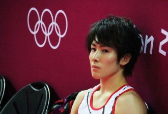 日本体操金牌获得者悲催掉杠 因艳照门广受争议