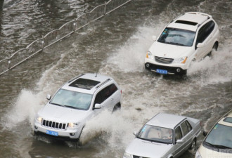 郑州再遭暴雨袭击 市民在“海中航行”