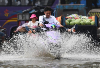 郑州再遭暴雨袭击 市民在“海中航行”