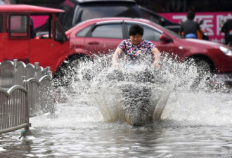 郑州再遭暴雨袭击 市民在“海中航行”