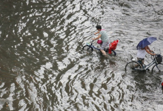 郑州再遭暴雨袭击 市民在“海中航行”