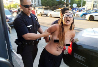 华裔女支持桑德斯裸体示威被捕 提告洛杉矶市府