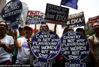 菲律宾爆发反美抗议 示威者警察前高调举牌抗议