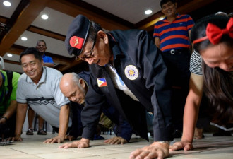 菲律宾88岁前总统在新闻发布会连做10个俯卧撑