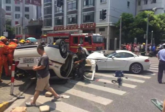 上海一辆宝马车撞翻警车 2名警察紧急送医