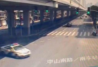 上海一辆宝马车撞翻警车 2名警察紧急送医