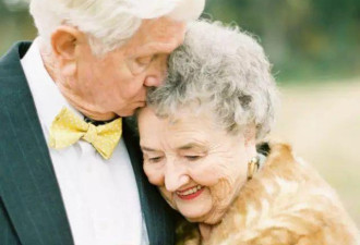 美国一对夫妇结婚63周年 重拍甜蜜结婚照