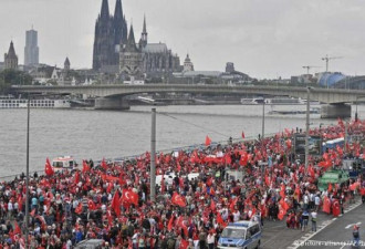 德国科隆数万人游行示威 声援土耳其总统