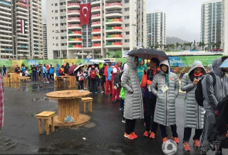 奥运村最有人气美食 女篮姑娘冒雨排百米