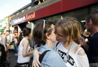 伦敦数百对同性夫妇涌进同家超市 公开报复抗议