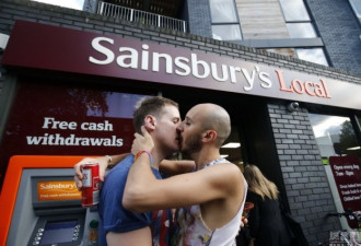 伦敦数百对同性夫妇涌进同家超市 公开报复抗议