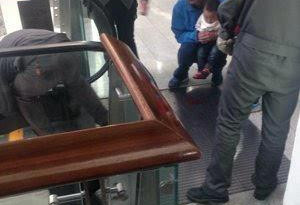 北京一岁女童5根手指被扶梯夹断 商场:不赔偿
