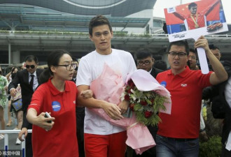 孙杨载誉回乡人气爆棚 不忘初心拜会启蒙恩师