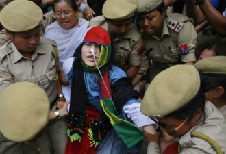 印度“铁娘子”正式结束16年绝食 准备从政