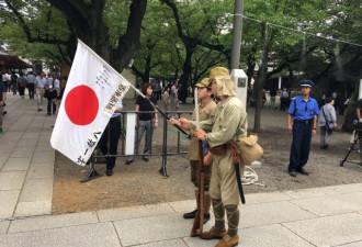 日本战败日：靖国神社现旧式军服、军旗