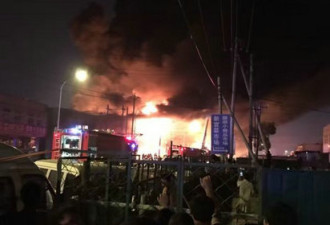 北京一建材市场发生火灾 现场有爆炸声