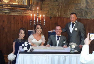 英国最矮夫妻办婚礼 两人身高加起来不足两米