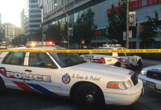 多伦多市中心枪案 警方朝西装革履持刀者开枪