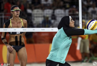 沙滩排球比赛现场：穆斯林女选手穿着惹争议