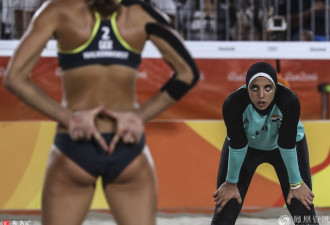 沙滩排球比赛现场：穆斯林女选手穿着惹争议