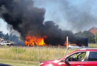 QEW大车祸几辆货车相撞起火