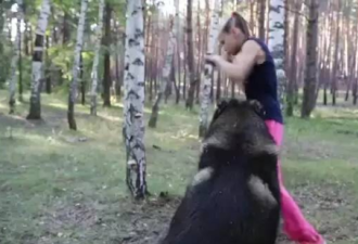 战斗民族!俄罗斯9岁女孩徒手打烂了树干