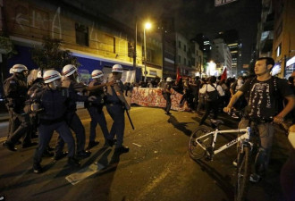 里约奥运风光开场 场外警方还在镇压抗议