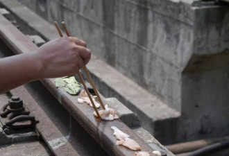 高温吃什么？重庆市民在滚烫铁轨上烤肉品吃