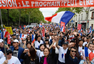 华人大游行控诉巴黎治安差 队伍竟又被抢
