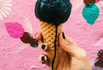 纽约流行一种黑色冰激凌，猜猜它是什么味的?