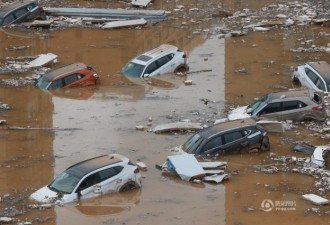 西宁降雨致停车场百台新车被淹 场面似灾难片