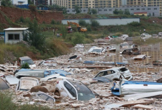 西宁降雨致停车场百台新车被淹 场面似灾难片