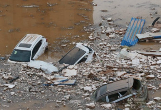 西宁降雨致停车场百台新车被淹 场面似灾难片